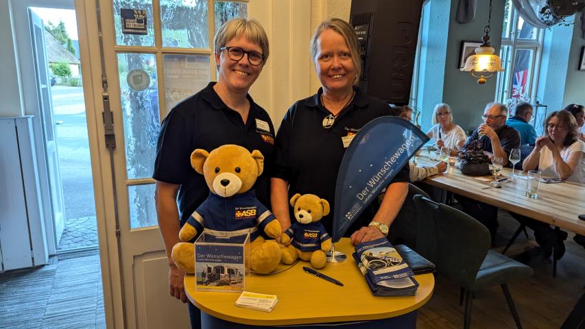 Wunscherfüllerinnen Ulrike und Sabine am Infotisch Wunscherfüllerinnen Ulrike und Sabine am Infotisch