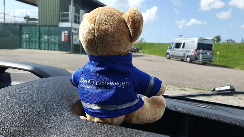 Der ASB-Wünschwagen-Bär auf dem Weg zur Spendenübergabe Der ASB-Wünschwagen-Bär auf dem Weg zur Spendenübergabe