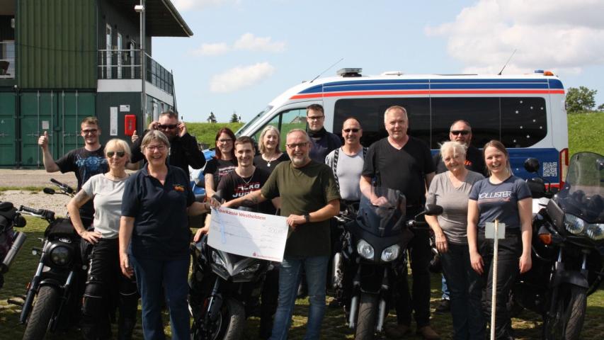 Der Spendenscheck wird übergeben Der Spendenscheck wird übergeben