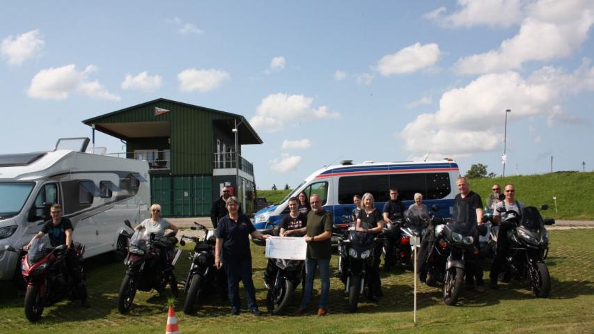 14 Biker vor dem ASB-Wünschewagen 14 Biker vor dem ASB-Wünschewagen