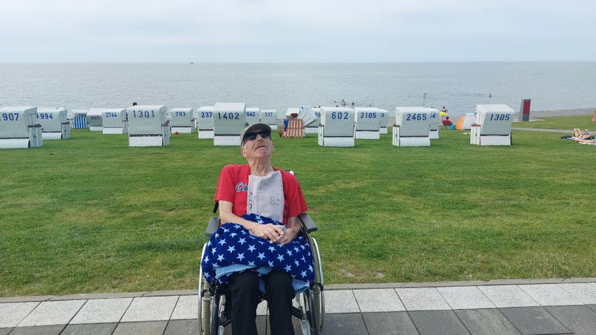 Jörg am Deich mit Strandkörben im Hintergrund