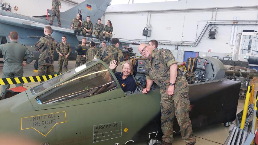 Wunscherfüllerin im Cockpit Wunscherfüllerin im Cockpit