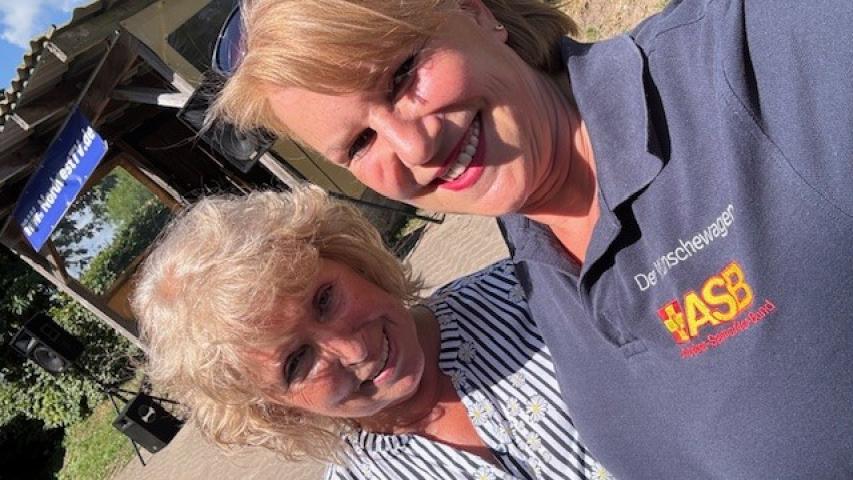 Frau Diedrichs und Wunscherfüllerin Tinka Beller Frau Diedrichs und Wunscherfüllerin Tinka Beller