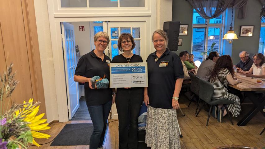Frau Niemeyer übergibt den Spendenscheck an unsere Wunscherfüllerinnen Ulrike und Sabine Frau Niemeyer übergibt den Spendenscheck an unsere Wunscherfüllerinnen Ulrike und Sabine