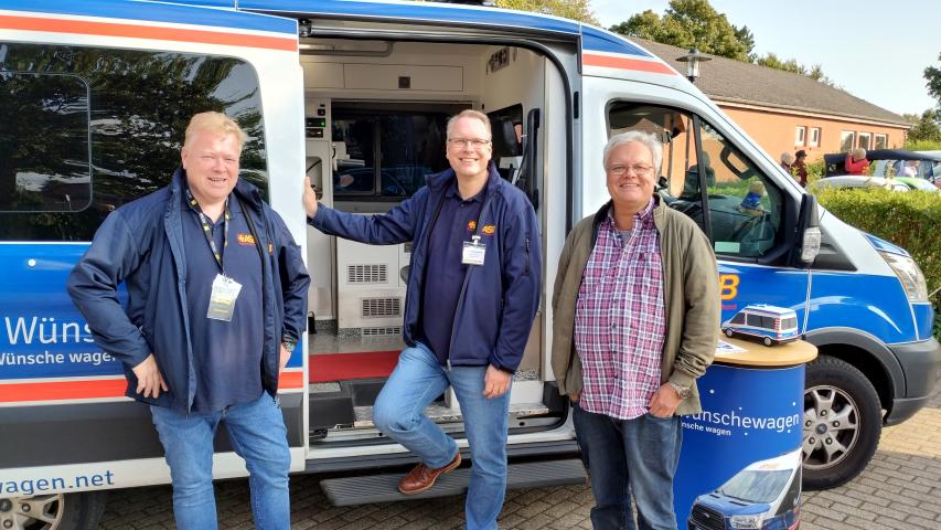 Wünschewagen-Team vor dem ASB-Wünschewagen Wünschewagen-Team vor dem ASB-Wünschewagen