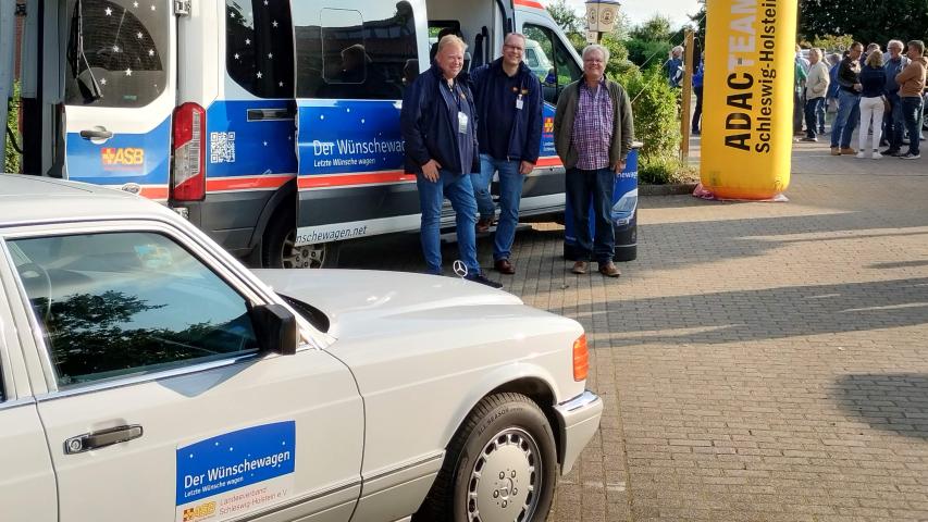 Mercedes-Benz 560 SEL mit Wünschewagen-Aufkleber vor dem ASB-Wünschewagen Mercedes-Benz 560 SEL mit Wünschewagen-Aufkleber vor dem ASB-Wünschewagen