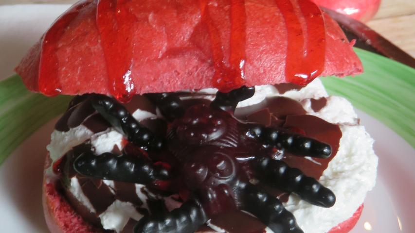 Schaumkussbrötchen mit einer Spinne aus Gummi Schaumkussbrötchen mit einer Spinne aus Gummi