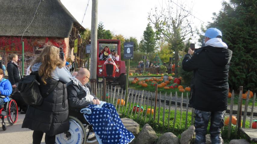 Thorsten im Rollstuhl vor der Erlebnishof-Bahn Thorsten im Rollstuhl vor der Erlebnishof-Bahn