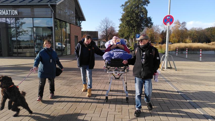 Frau M. zusammen mit ihrer Tochter und den Wunscherfüllern in Timmendorfer Stand Frau M. zusammen mit ihrer Tochter und den Wunscherfüllern in Timmendorfer Stand